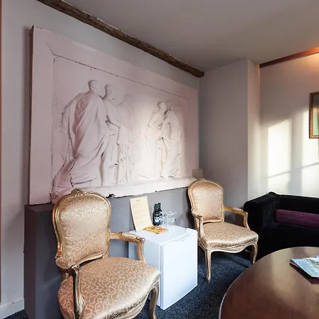 Diamonds And Pearls Otel